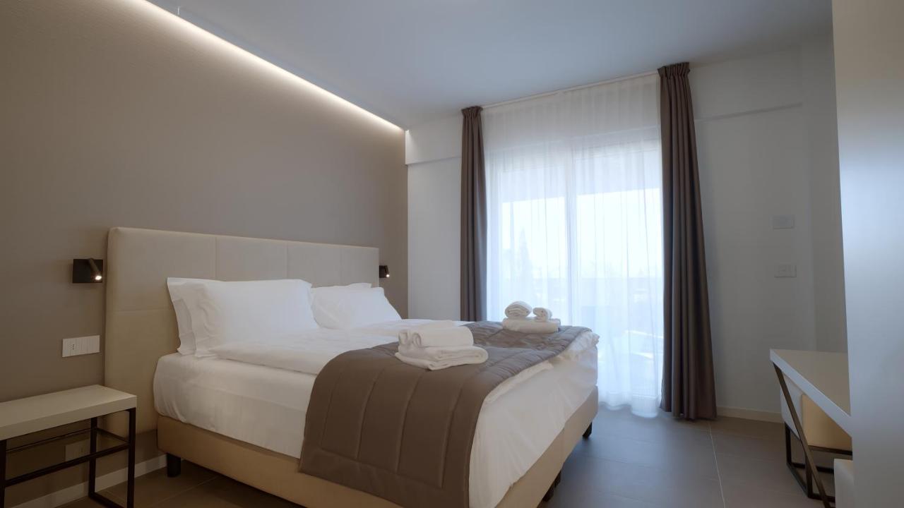 Hotel Cristal Сирмионе Екстериор снимка