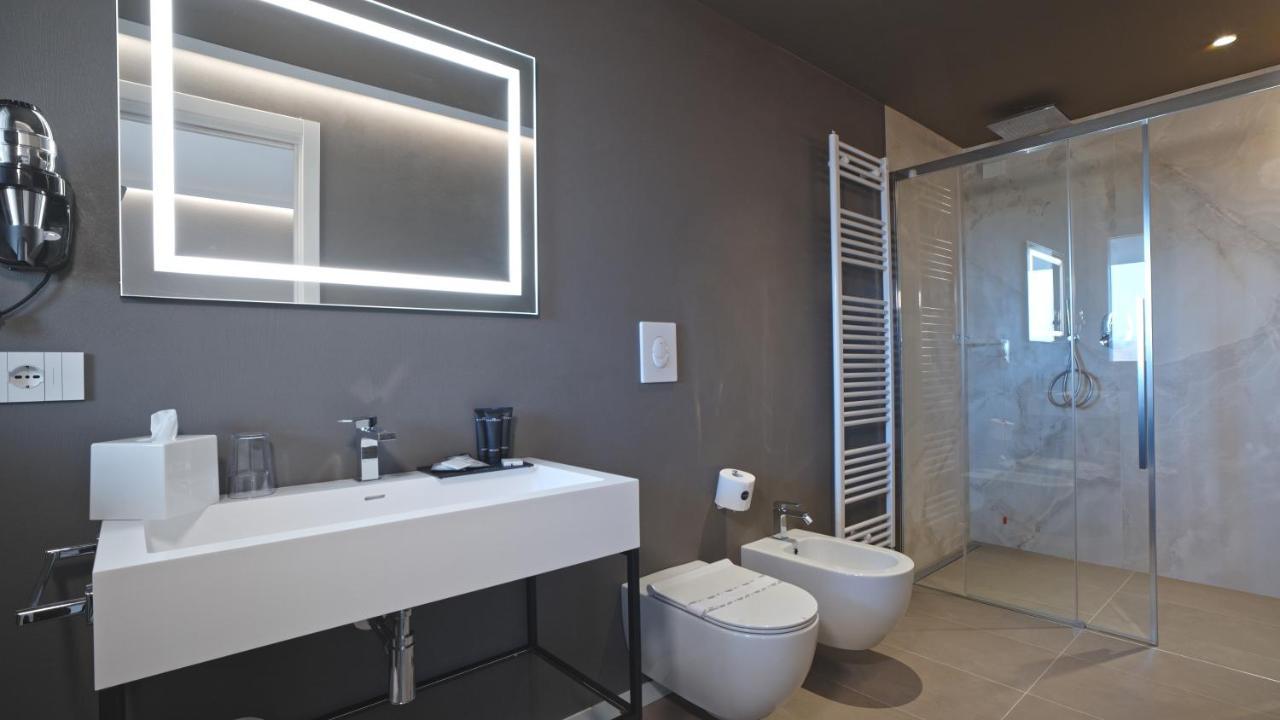 Hotel Cristal Сирмионе Екстериор снимка