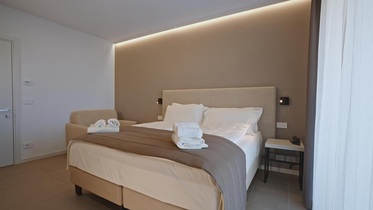 Hotel Cristal Сирмионе Екстериор снимка