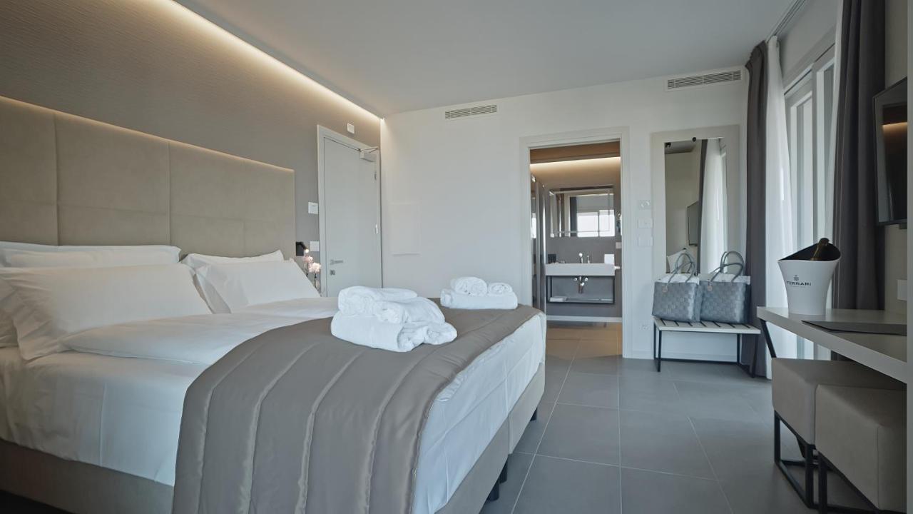 Hotel Cristal Сирмионе Екстериор снимка