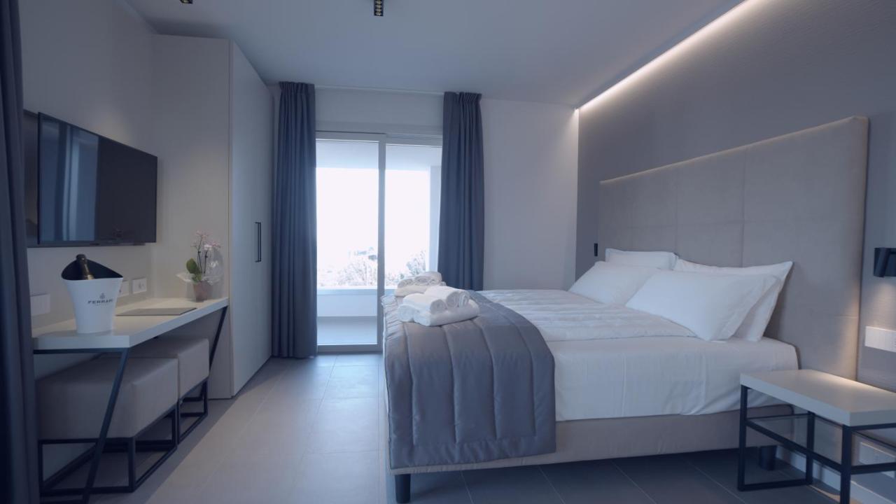 Hotel Cristal Сирмионе Екстериор снимка