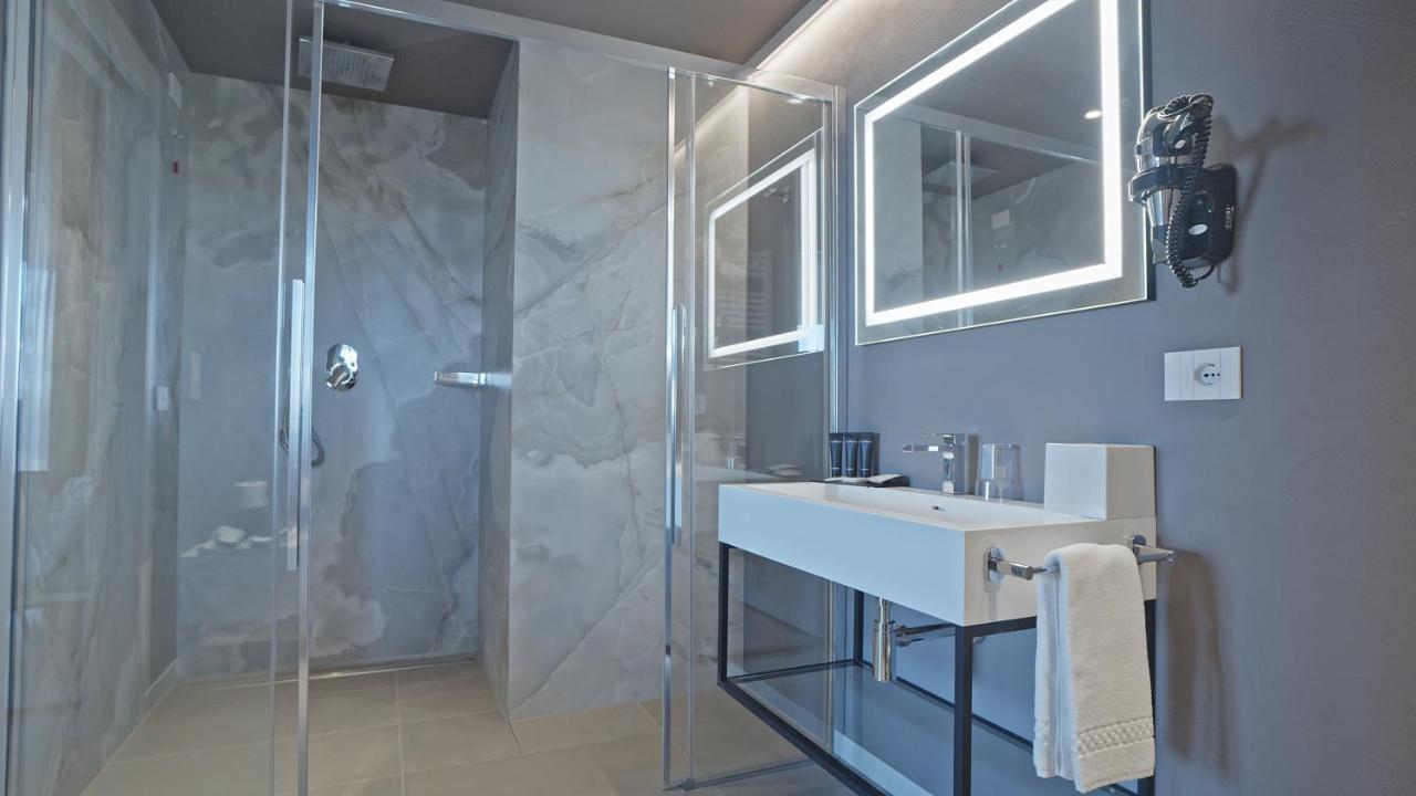 Hotel Cristal Сирмионе Екстериор снимка