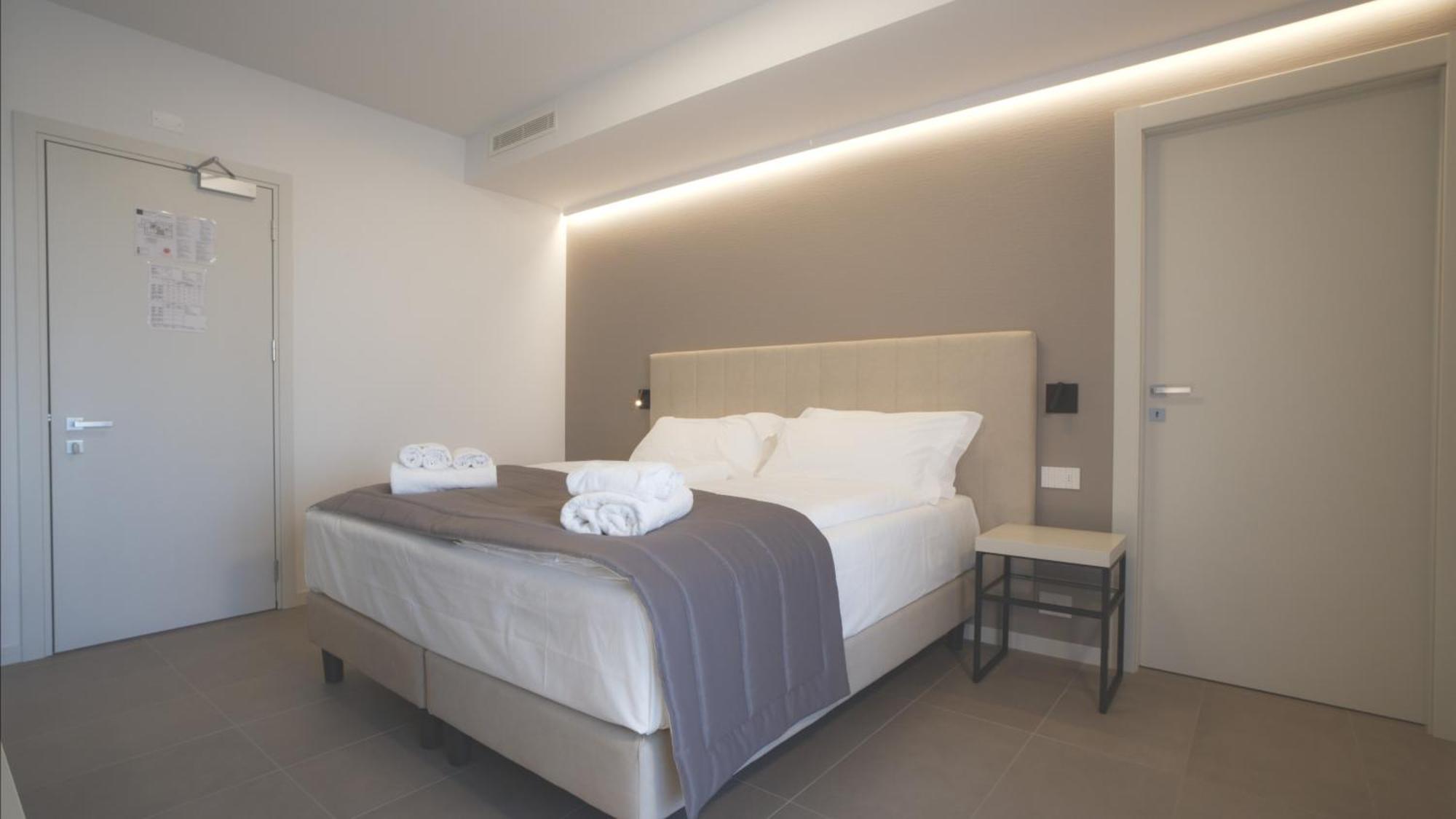 Hotel Cristal Сирмионе Екстериор снимка
