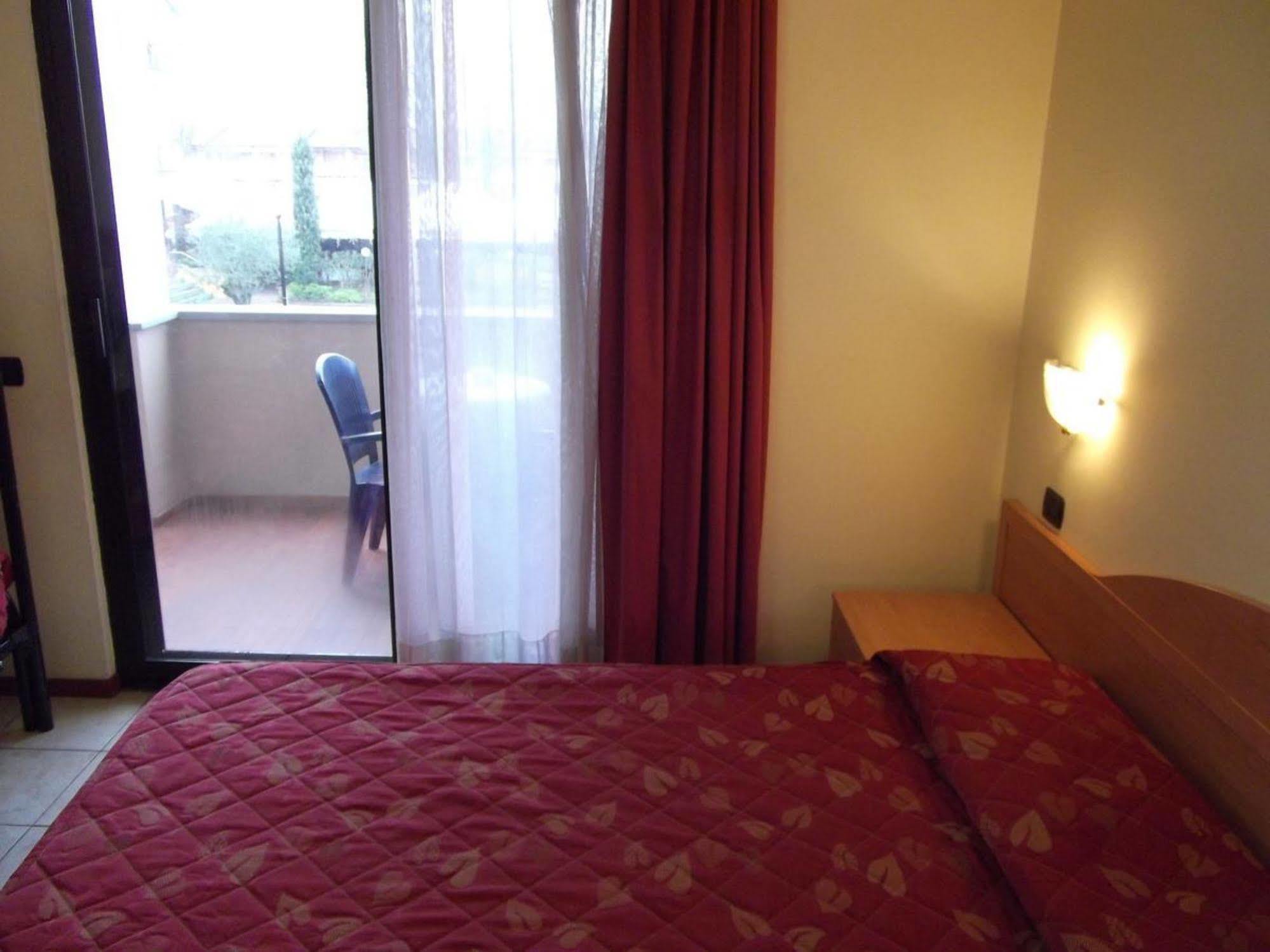 Hotel Cristal Сирмионе Екстериор снимка