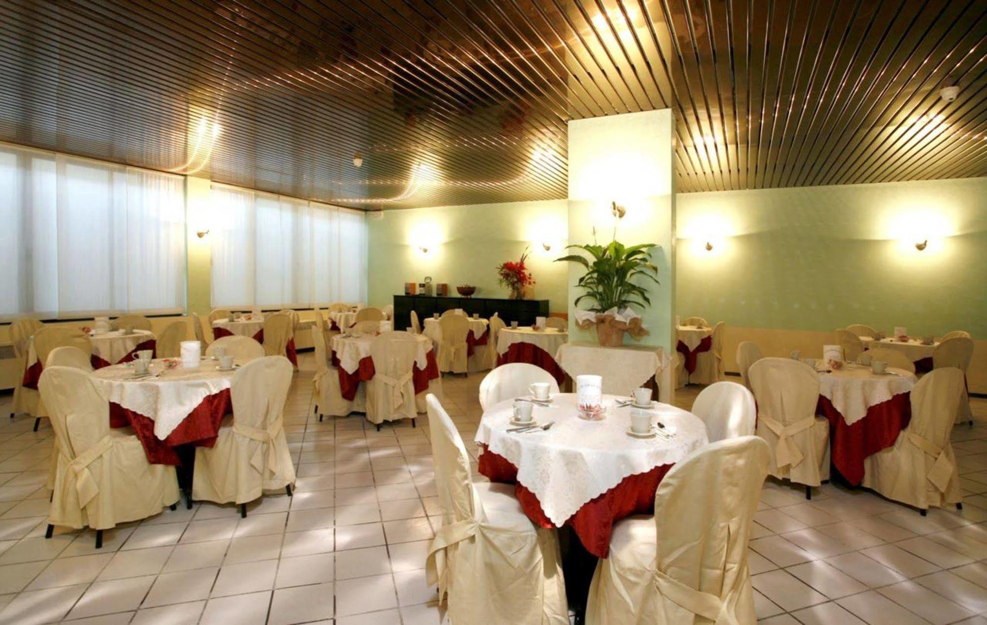 Hotel Cristal Сирмионе Екстериор снимка